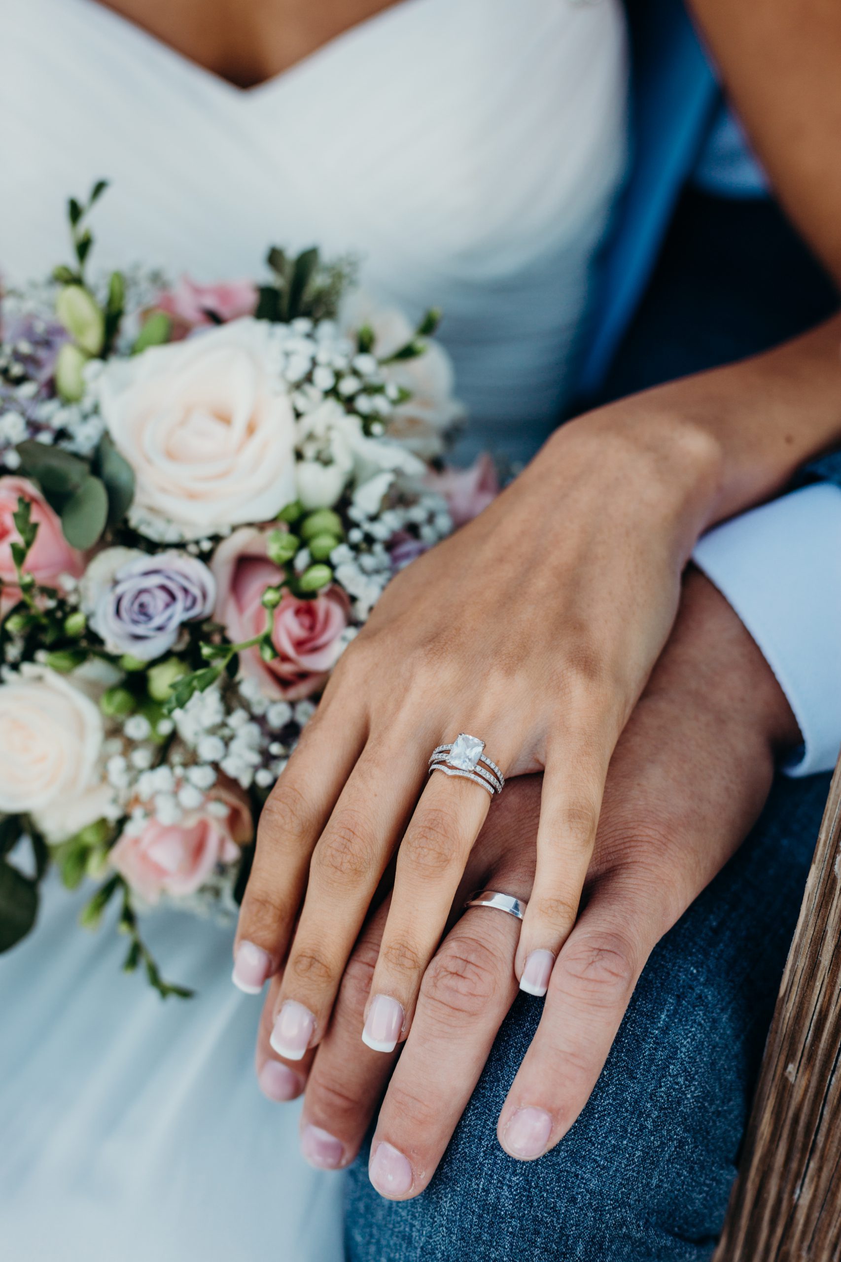 Brautpaar mit Trauringen im Wedding-Store-Kontext
